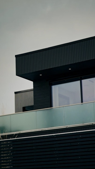 {{ heroImageMobile.title }}