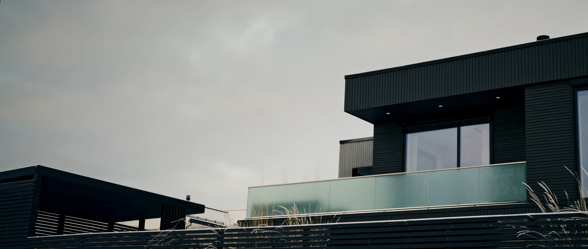 {{ heroImageDesktop.title }}